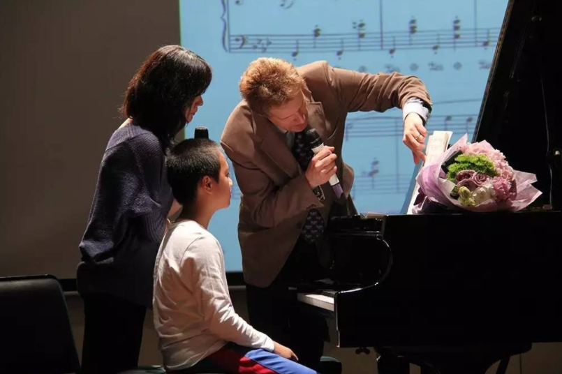 如何为孩子选择以为满意的钢琴老师？