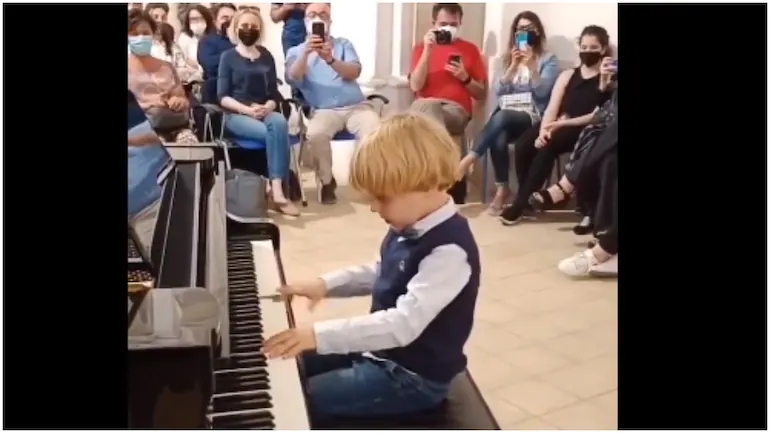 欣赏5岁的男孩钢琴神童(意大利)表演的莫扎特作品