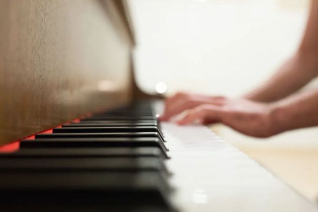买完钢琴后悔了？初学者如何选择合适自己的钢琴?