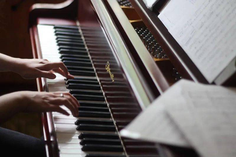 学钢琴，如何训练大拇指的灵活转动