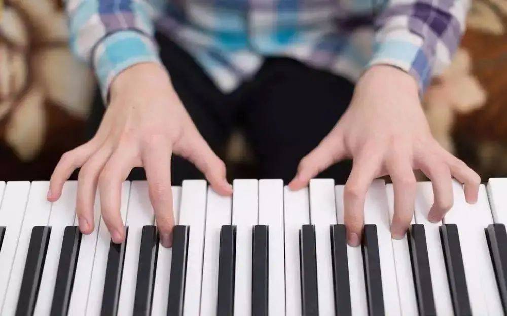 初学者如何提高钢琴弹奏的速度？