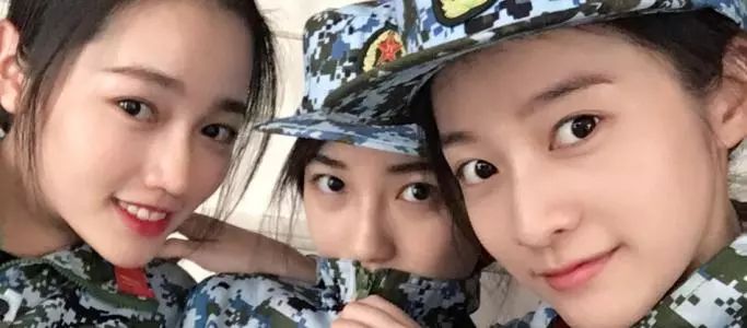 《军中绿花》钢琴谱，开学军了个训